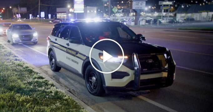 เจ้าหน้าที่น้ำแข็งและทหารของรัฐทำงานร่วมกันในการปฏิบัติการของแนชวิลล์