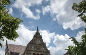 ใน Bielefeld ประเทศเยอรมนีนักข่าวเห็นภาพที่ใหญ่ขึ้น