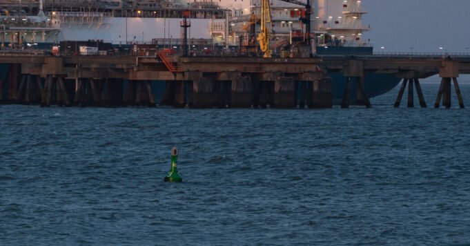 เยอรมนีโอบกอด LNG ในขณะที่พูดถึงก๊าซรัสเซีย