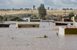รถโรงเรียนเช็ดออกไปขณะที่น้ำท่วมในแอฟริกาใต้อย่างน้อย 49 คนเสียชีวิต
